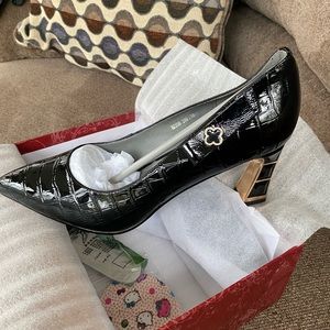 Brand new, gold heel, bow on side